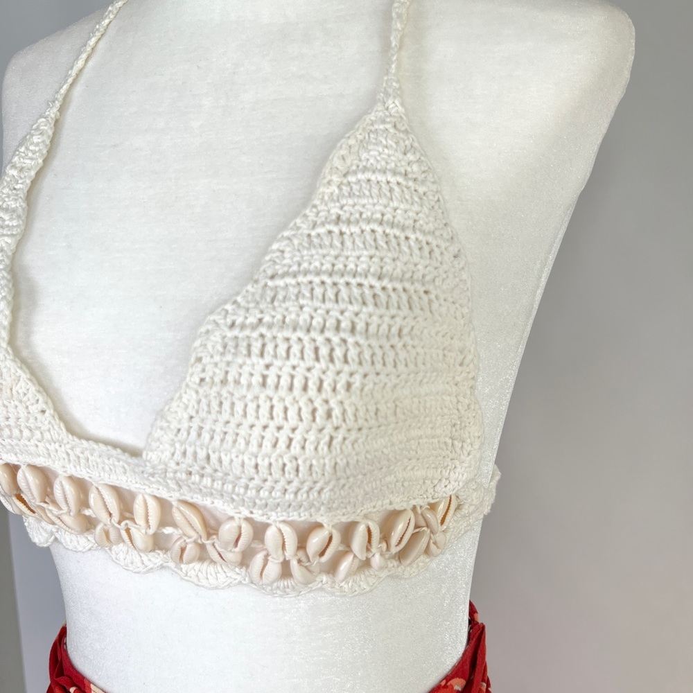 CROCHET knitted triangle top with shells